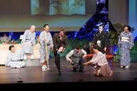 　「『国ぁ宝（酷ほう）』～ジュェラシックパーク　ワールドシリーズ　第７戦～」に出演した明石家さんま（左から３人目）ら一同　©吉本興業