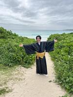 　海を前にテンションを上げた真田ナオキ