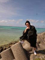 　下地島でポーズを決める真田ナオキ