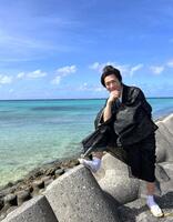 　下地島でポーズを取る真田ナオキ