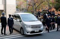 　送検のため兵庫県警本部を出る「ＮＨＫから国民を守る党」党首の立花孝志容疑者を乗せた車両