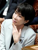 衆院予算委で質問を聞く高市首相＝10日午前