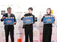 　大きなカチンコを手にイルミネーションを点灯させた（左から）日鉄興和不動産の三輪正浩社長、本郷奏多、井桁弘恵