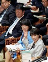 　衆院予算委で、立憲民主党の馬淵澄夫氏の質問への答弁のため、挙手する高市首相