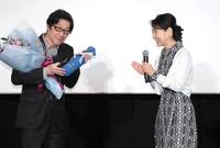 　紫綬褒章を受章した阪本順治監督（左）にワインを贈る吉永小百合（撮影・吉澤敬太）