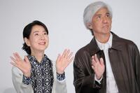 　手を振る吉永小百合（左）と佐藤浩市（撮影・吉澤敬太） 