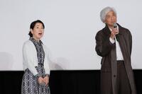 　佐藤浩市（右）の発言に驚く吉永小百合（撮影・吉澤敬太） 