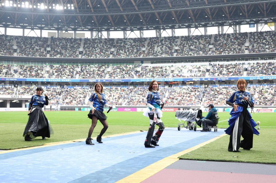 　スペシャルライブを行ったＭＡＸの（左から）ＭＩＮＡ、ＬＩＮＡ、ＮＡＮＡ、ＲＥＩＮＡ