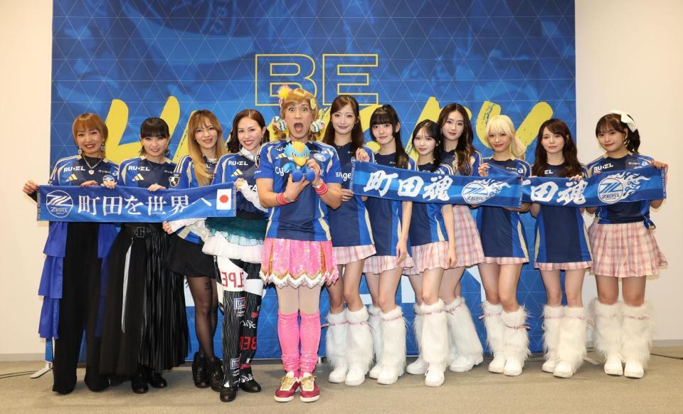 　スペシャルライブを開催した（左から）ＲＥＩＮＡ、ＭＩＮＡ、ＬＩＮＡ、ＮＡＮＡ、ゴリエ、小川桜花、菱田未渚美、山口綺羅、隅谷百花、鶴屋美咲、増田來亜、小田柚葉