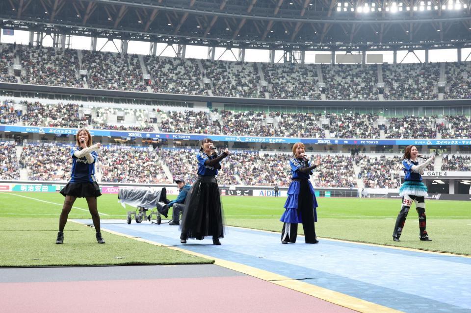 　試合前にスペシャルライブを行うＭＡＸの（左から）ＬＩＮＡ、ＭＩＮＡ、ＲＥＩＮＡ、ＮＡＮＡ