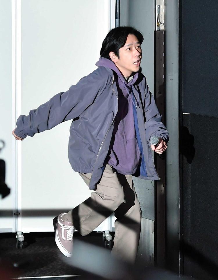 　舞台あいさつに役衣装で登場した二宮和也（撮影・開出牧）