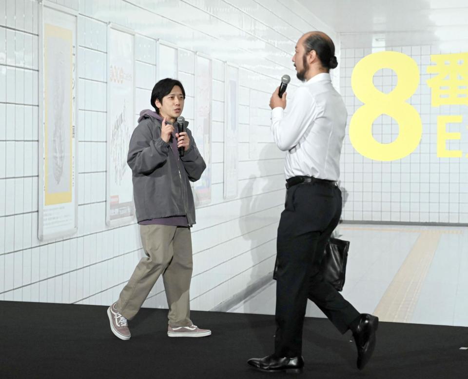 　舞台あいさつで撮影シーンを再現する二宮和也（左）と河内大和（撮影・開出牧）