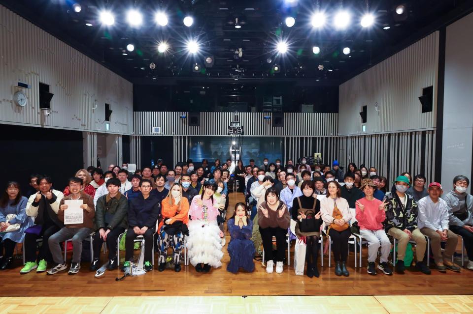 　「大沢あかね　ＬＵＣＫＹ　７」公開収録を行い、ファンとの記念写真に収まる大沢あかね（最前列中央）