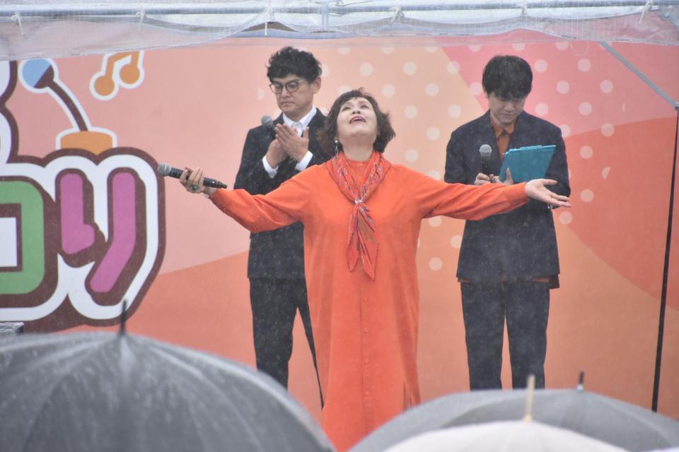 　新曲を歌い上げて天を仰ぐ上沼恵美子