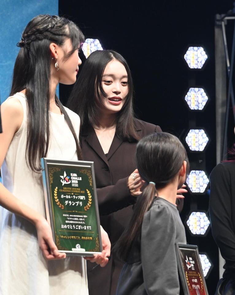 　モデル部門グランプリの田島あかりさんに声をかける高石あかり（中央）＝撮影・園田高夫