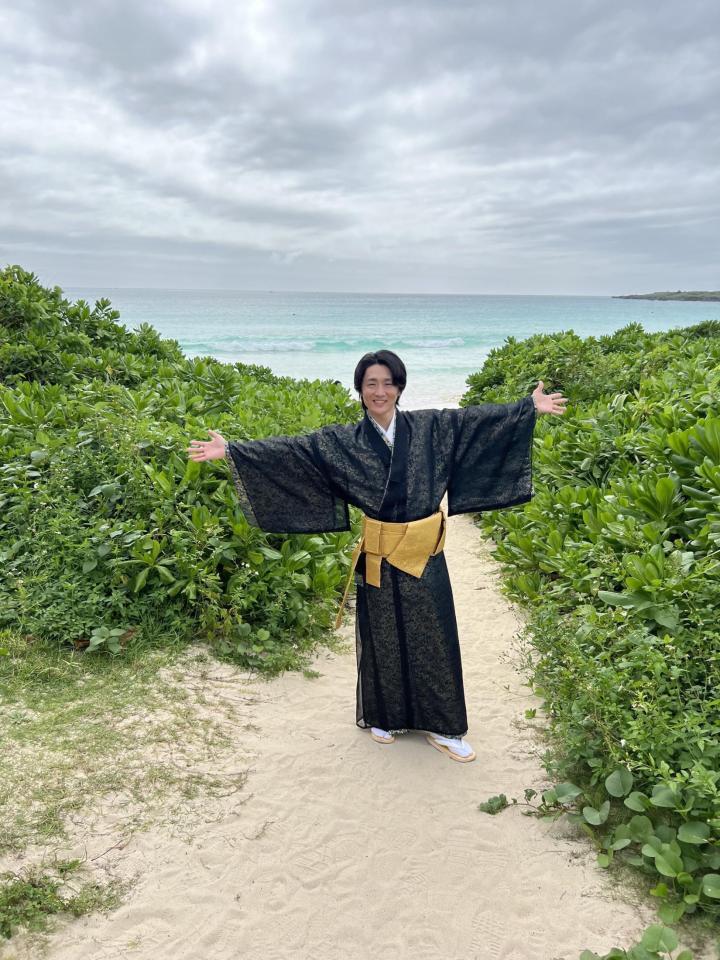 　海を前にテンションを上げた真田ナオキ