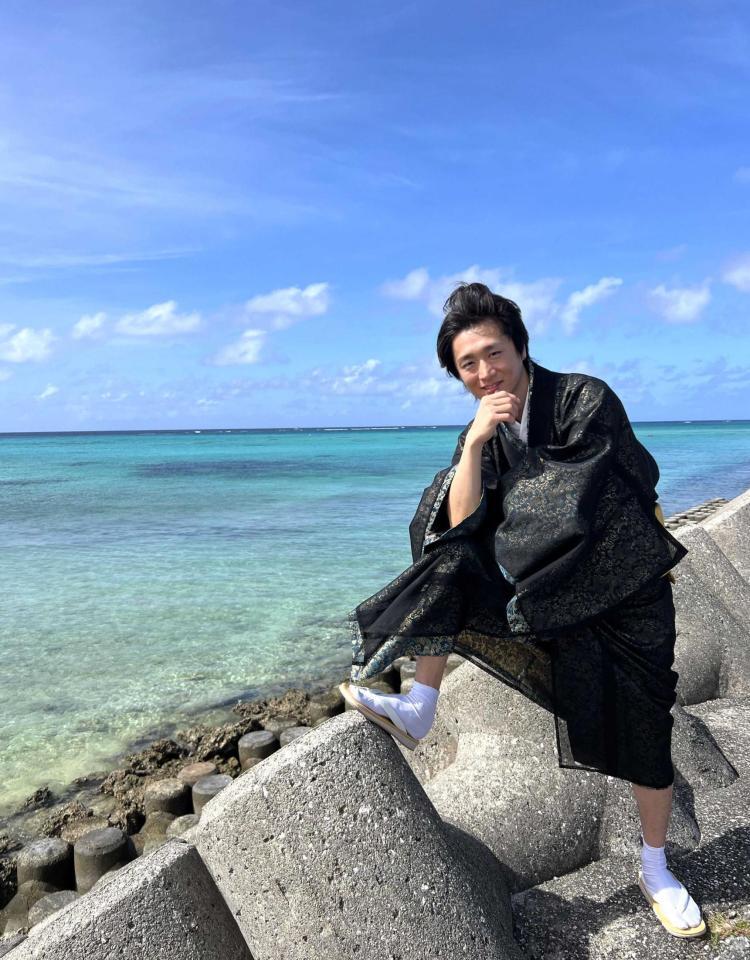 　下地島でポーズを取る真田ナオキ