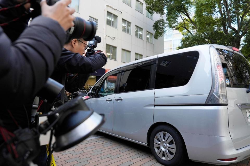 　送検のため兵庫県警本部を出る「ＮＨＫから国民を守る党」党首の立花孝志容疑者を乗せた車両