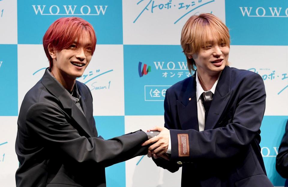 　握手を交わす高橋恭平（左）と伊野尾慧（（撮影・佐藤厚）