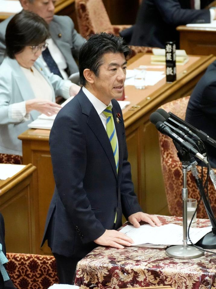 　衆院予算委で質問する重徳和彦氏