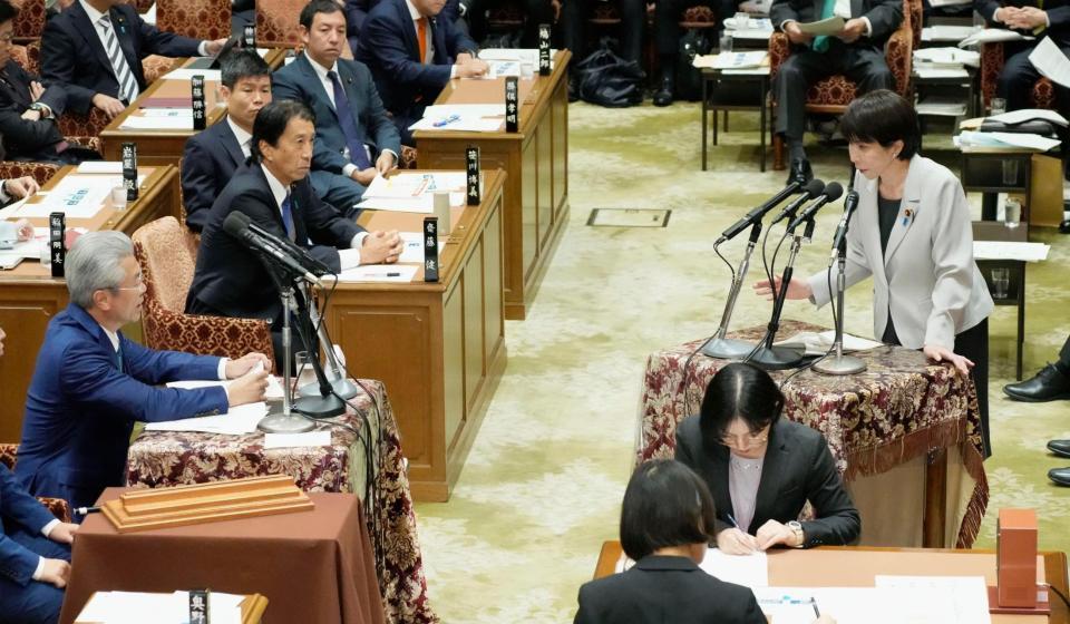 　衆院予算委で立憲民主党の馬淵澄夫氏（左手前）の質問に答弁する高市首相