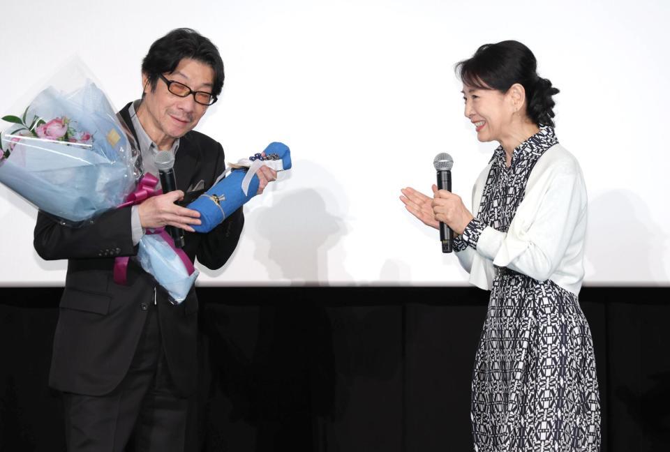 　紫綬褒章を受章した阪本順治監督（左）にワインを贈る吉永小百合（撮影・吉澤敬太）