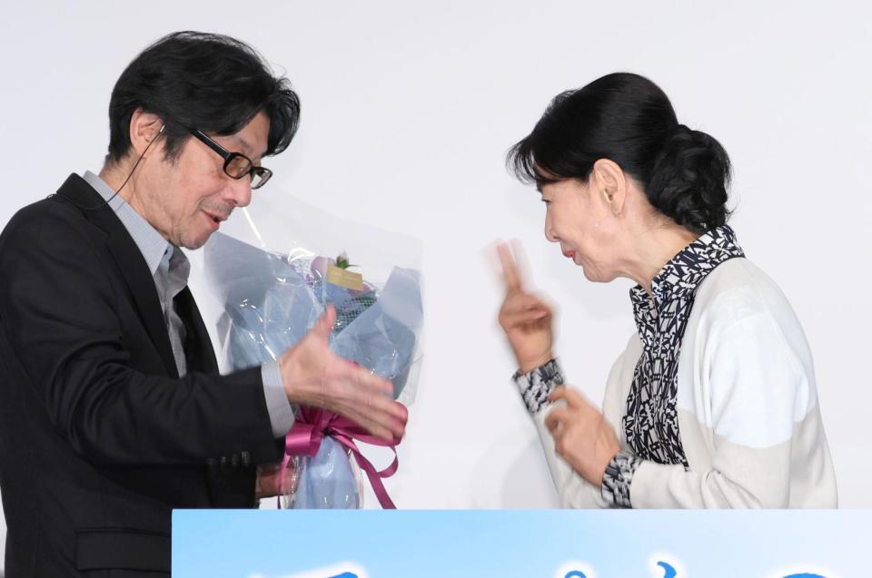 　立ち位置を決めるじゃんけんで阪本順治監督（左）に勝ち、センターを譲る吉永小百合（撮影・吉澤敬太） 