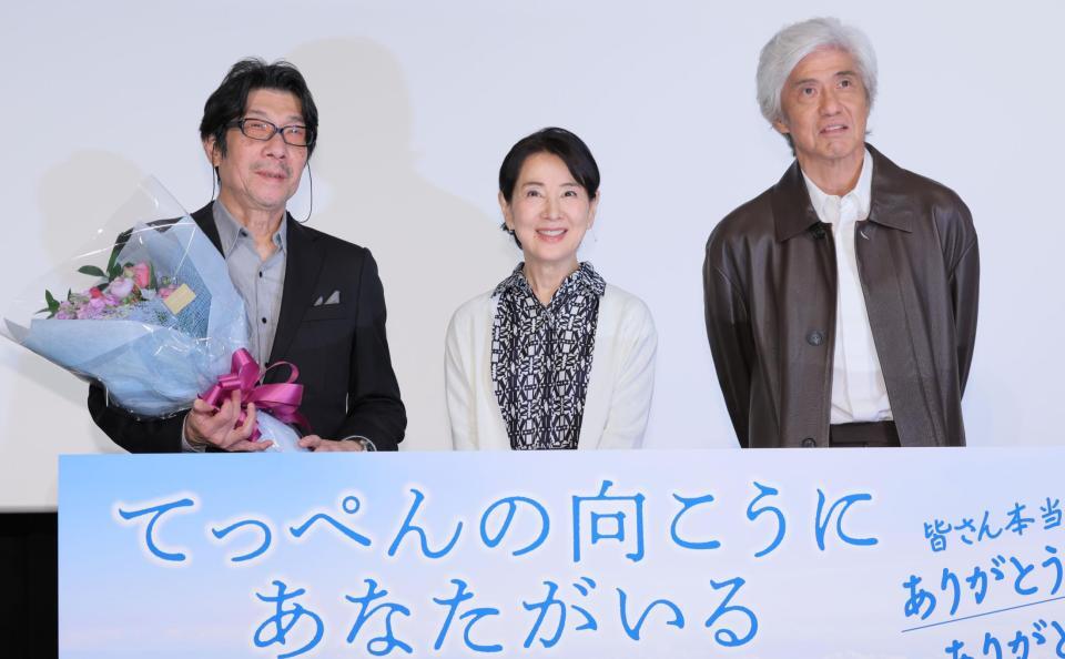 ほほ笑む（左から）阪本順治監督、吉永小百合、佐藤浩市＝ＴＯＨＯシネマズ日本橋（撮影・吉澤敬太） 