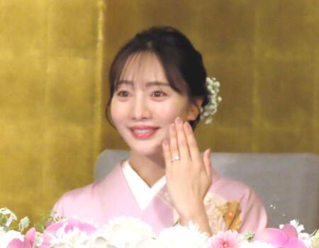 　結婚会見を行う能條愛未