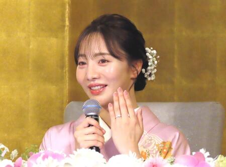 　結婚会見に出席した能條愛未