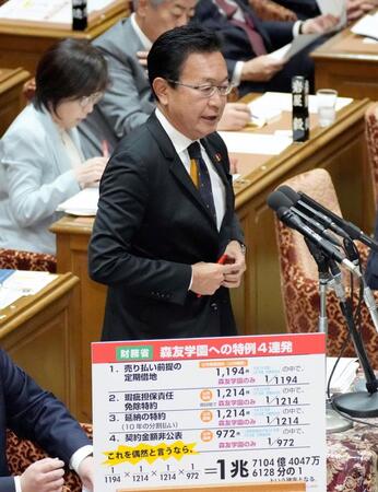 　衆院予算委で質問する立憲民主党の川内博史氏＝１０日