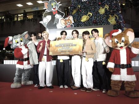 ＢＯＹＮＥＸＴＤＯＯＲがランドマークプラザ１階で行われた「Ｔｏｍ　ａｎｄ　Ｊｅｒｒｙ　ＭＵＳＩＣ　ＴＲＥＥ」点灯式に登場した（Ｃ）　＆　ＴＭ　Ｔｕｒｎｅｒ　Ｅｎｔｅｒｔａｉｎｍｅｎｔ　Ｃｏ．　（ｓ２５）