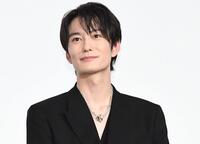 奥様視点最高すぎる」「指輪が尊い！」誰が撮影？岡田将生の意外な