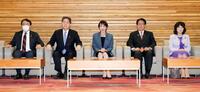 　閣議に臨む高市首相（中央）ら