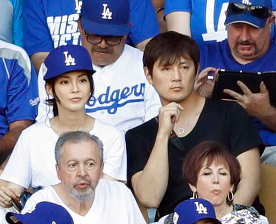 　米大リーグ・ワールドシリーズを観戦する、涌井と押切もえ夫妻＝２０１７年１０月２５日、ロサンゼルス（共同）