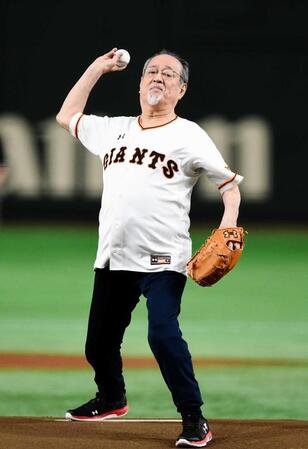 　巨人戦で始球式を務める仲代達矢さん＝１７年６月