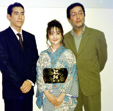 　娘の仲代奈緒（中央）とドラマ初共演した仲代達矢さん。左は高嶋政伸＝９５年