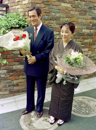 　仲代達矢さん（左）。夫妻で「無名塾」オープニングセレモニー＝９４年５月