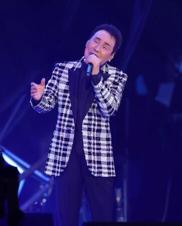 　熱唱する五木ひろし（撮影・石井剣太郎）