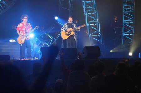 　会場を盛り上げる奥田民生（左）と五木ひろし（撮影・石井剣太郎）