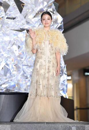 　エレガントな衣装で登場した橋本環奈（撮影・開出牧）