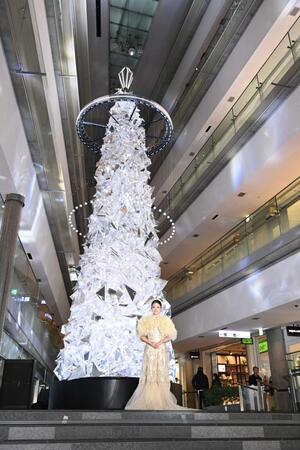 　クリスマスツリー点灯式でポーズをとる橋本環奈（撮影・開出牧）