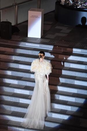 　エレガントな衣装で登場した橋本環奈（撮影・開出牧）