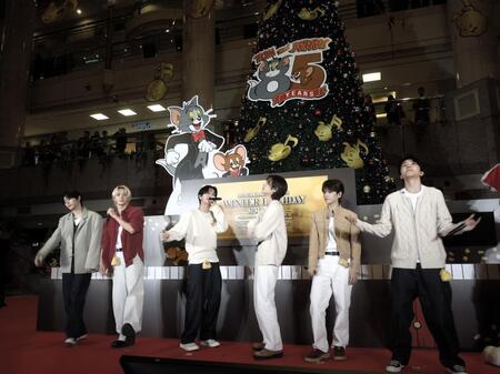 　点灯式に登場したＢＯＹＮＥＸＴＤＯＯＲ（Ｃ）　＆　ＴＭ　Ｔｕｒｎｅｒ　Ｅｎｔｅｒｔａｉｎｍｅｎｔ　Ｃｏ．　（ｓ２５）