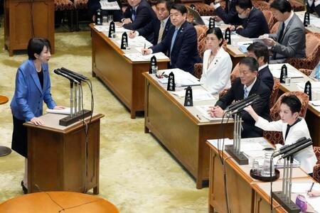 　参院予算委で立憲民主党の蓮舫氏（手前右）の質問に答弁する高市首相