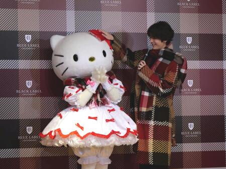 　マフラーを巻いてもらったハローキティ（左）をよしよしする塩野瑛久ⓒ’２５　ＳＡＮＲＩＯ　ＣＯ．，ＬＴＤ．ＡＰＰＲ．ＮＯ．Ｌ６６３３１８