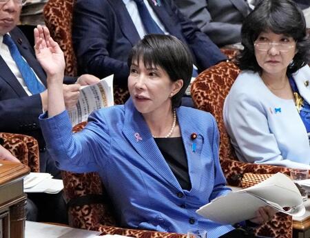 　参院予算委で答弁のため挙手する高市首相