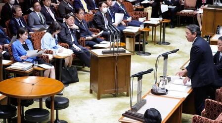 　参院予算委で高市首相（左）に質問する国民民主党の榛葉幹事長（右）