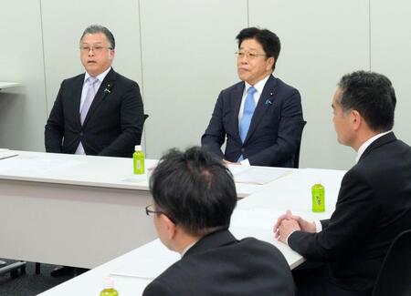 　衆院議員定数削減に向けた初協議に臨む自民党の加藤勝信政治制度改革本部長（奥右）と日本維新の会の浦野靖人選対委員長代行
