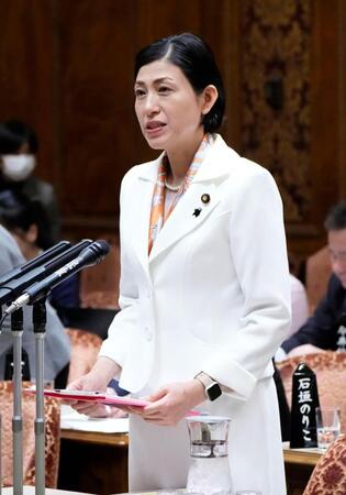 　参院予算委で質問する本田顕子氏